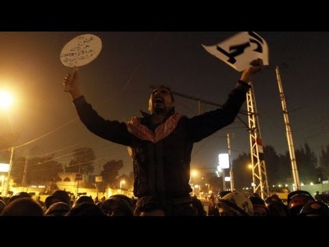 Egypt: Crowds at Presidential Palace Break through Barbed Wire, President offers Dialogue