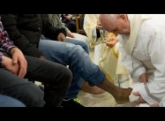 Dear Rightwing Catholic Islamophobes: Pope Francis just washed the feet of a Poor Muslim