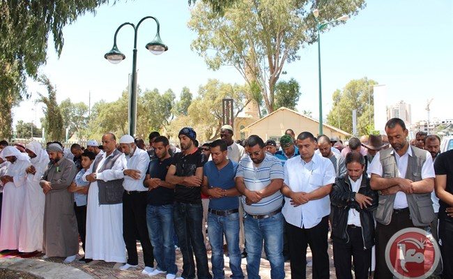 Palestinian-Israelis:  Hundreds pray outside closed mosque in Beersheba