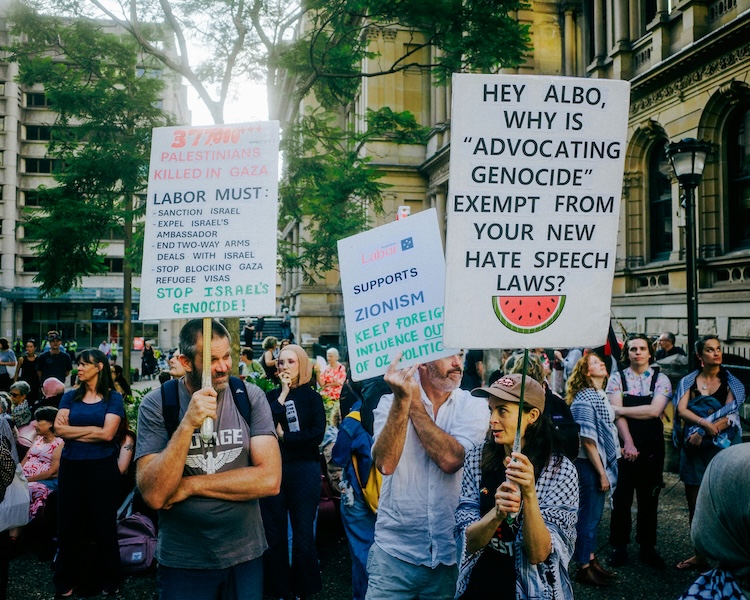 La degradación de civiles en conflictos armados viola el derecho internacional.